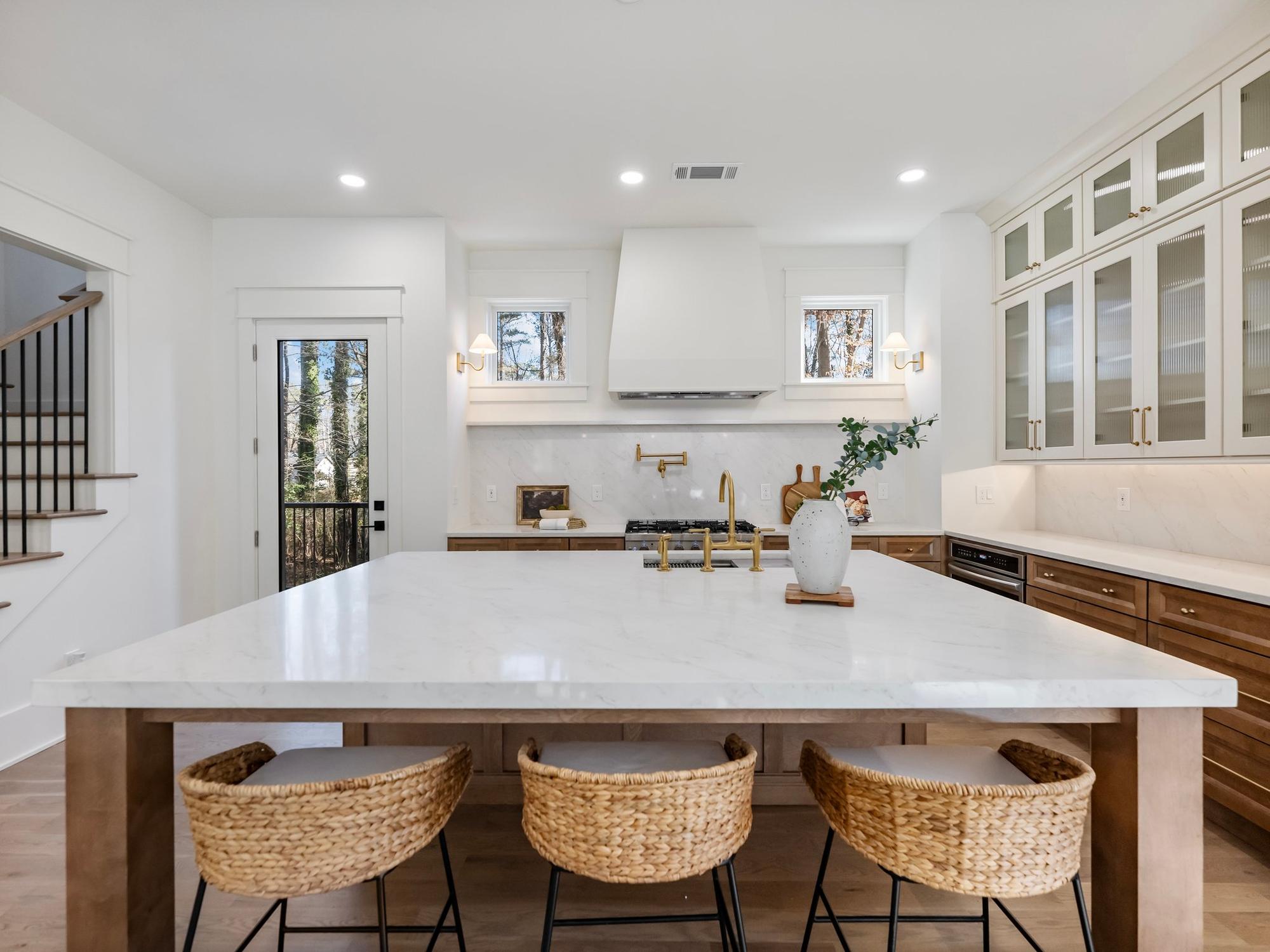 vibe-sexton-woods-custom-home-06-kitchen-island